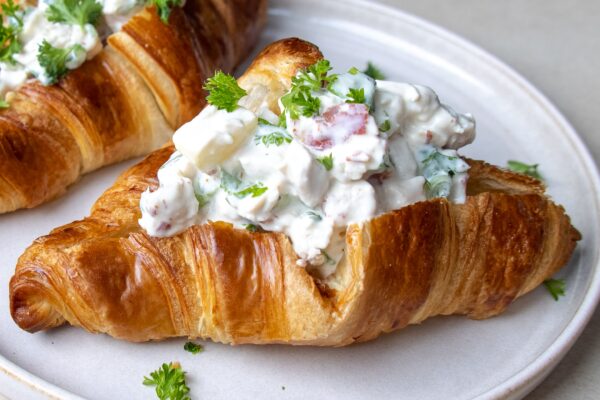 Croissant med kyllingesalat