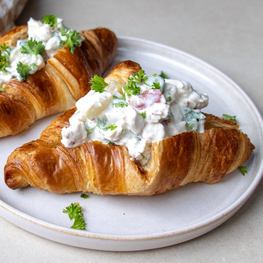 Croissant med kyllingesalat