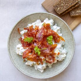 Hønsesalat med ananas og serranoskinke