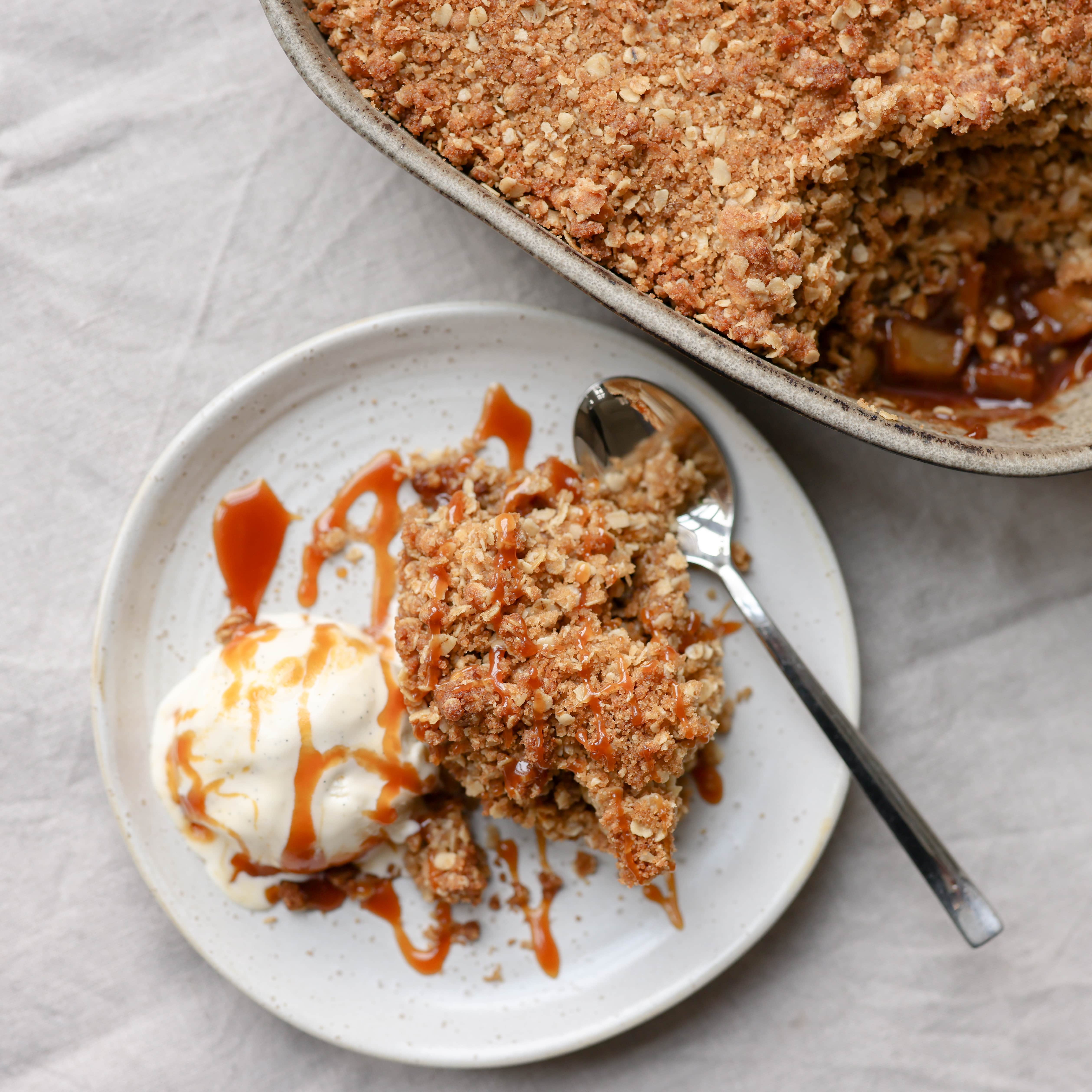 Smuldrekage med æbler og karamelsauce