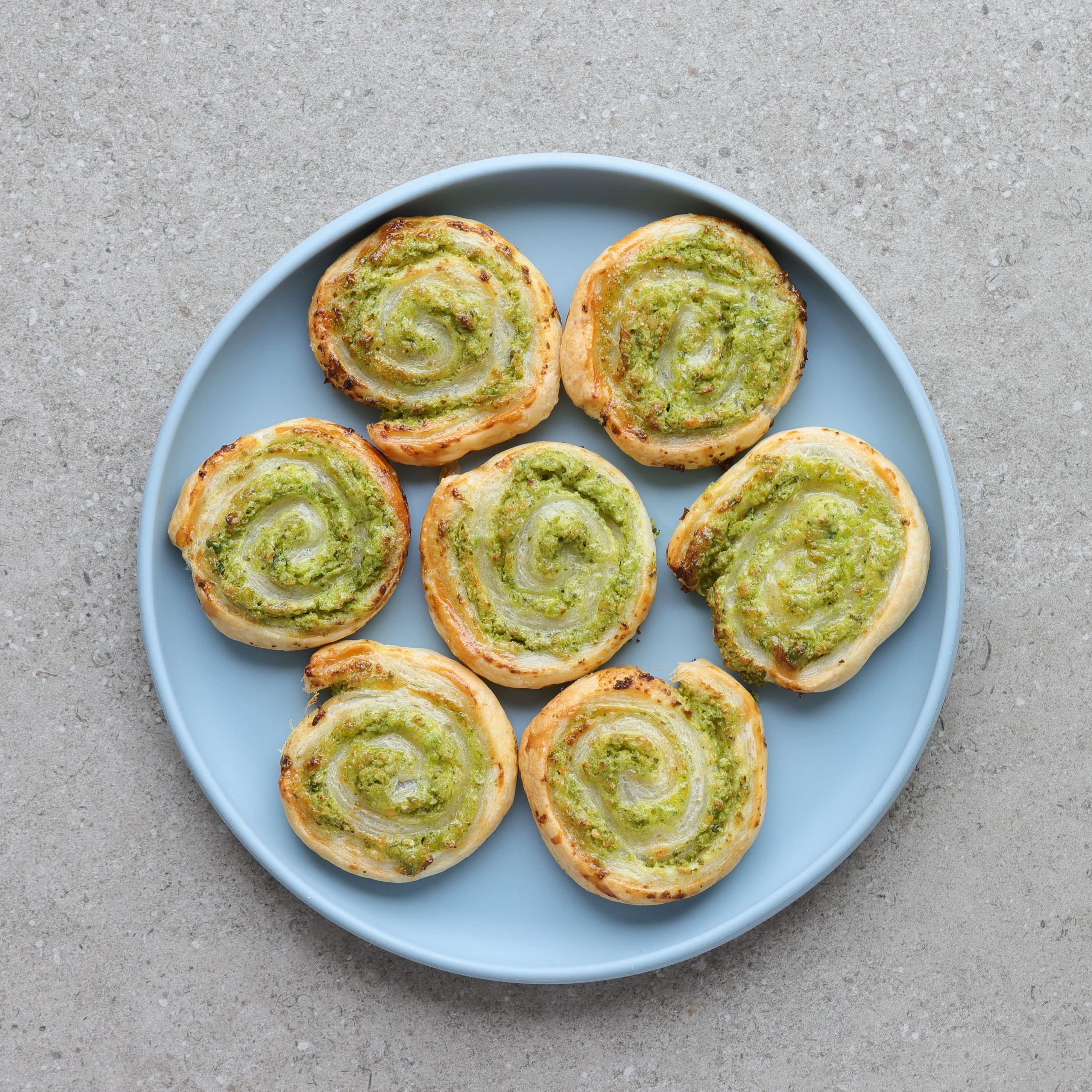 Butterdejssnegle med ærter og pesto