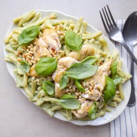 Pasta med burrata, pesto og kylling