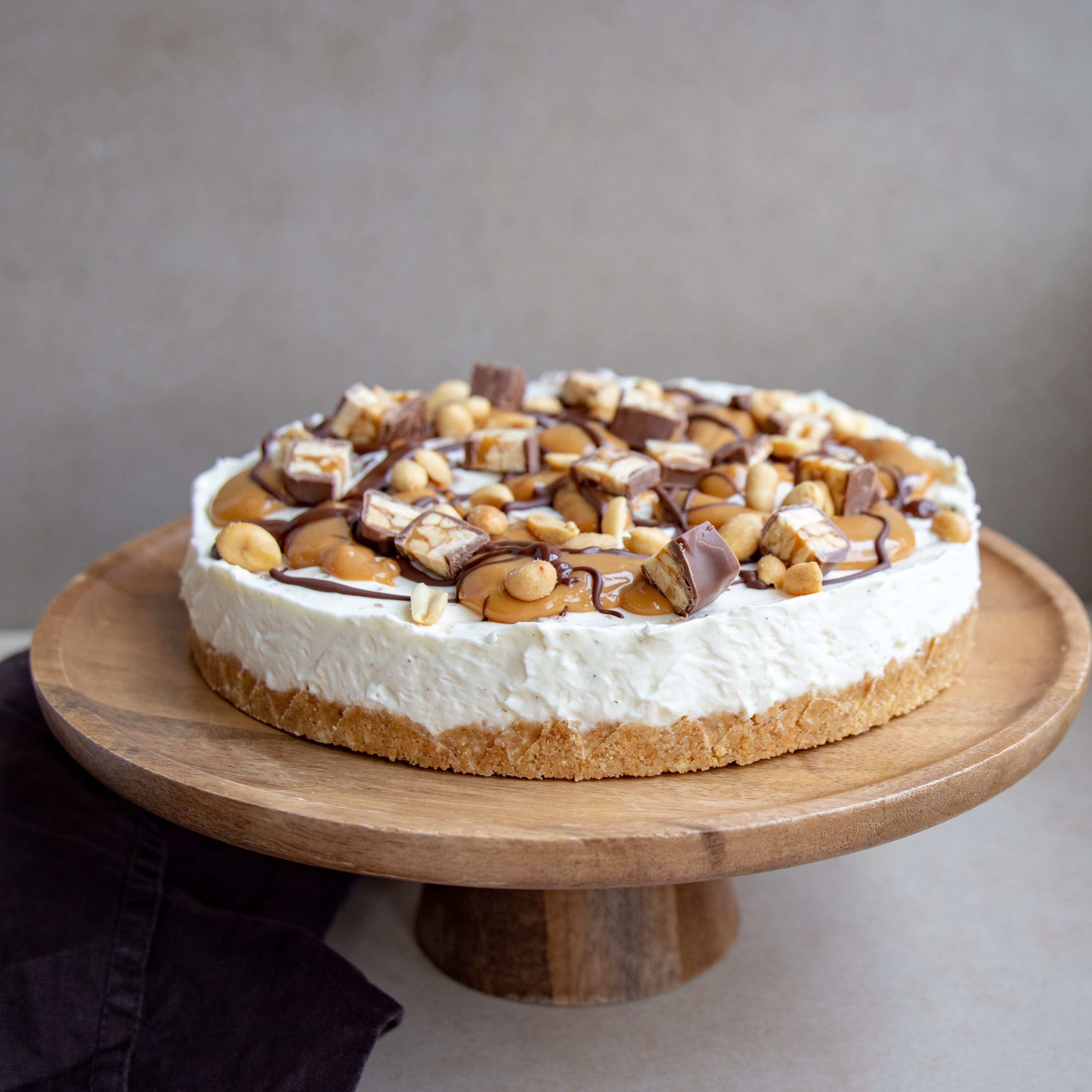 Snickers cheesecake