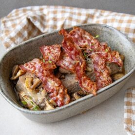 Varm leverpostej i ovn med bacon og champignon