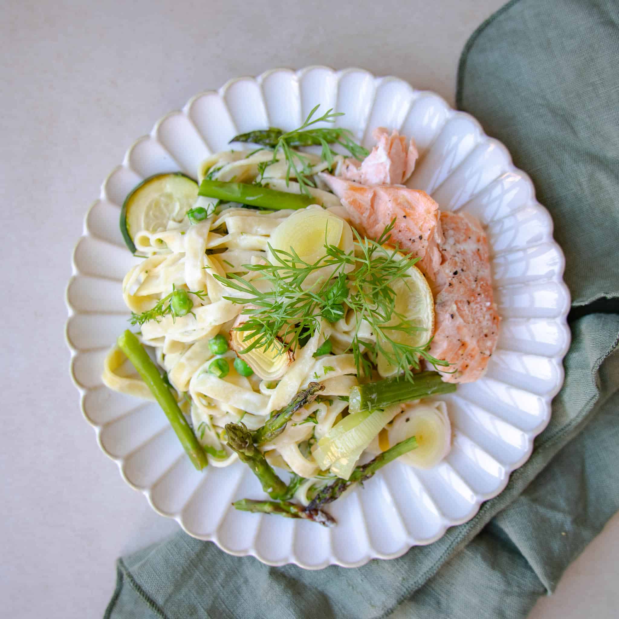 Bagt laks med pasta og grøntsager