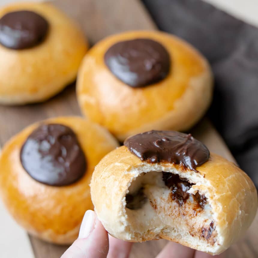 Fastelavnsboller med creme og chokolade