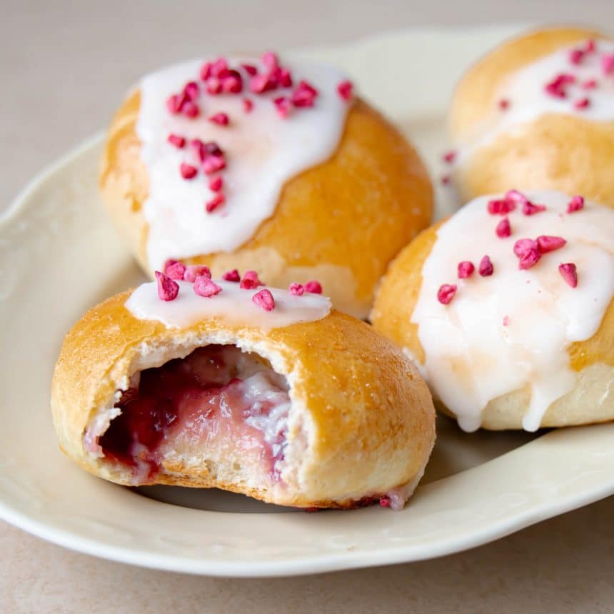 Fastelavnsboller med creme og hindbær