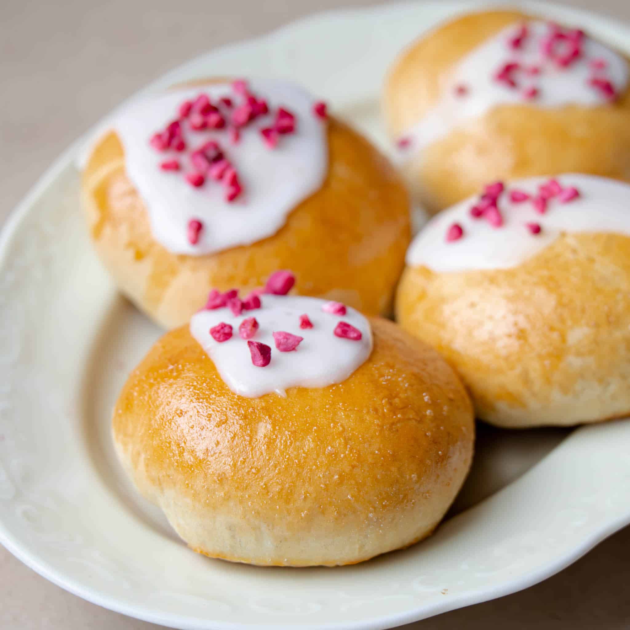 Fastelavnsboller med hindbær og creme