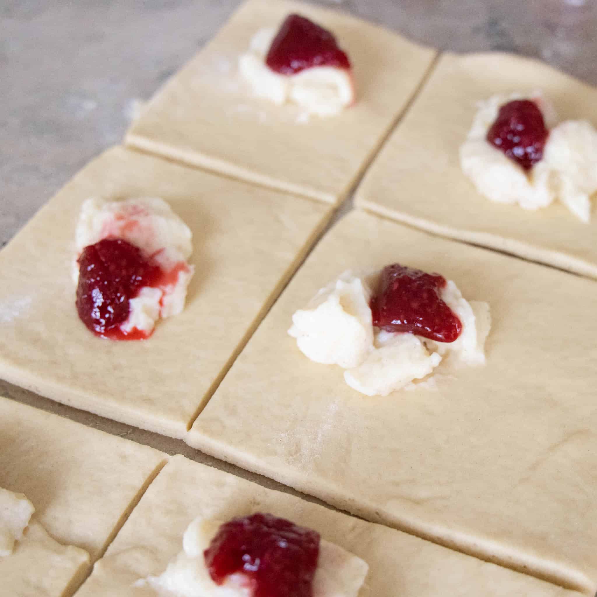 Fastelavnsboller med hindbær og creme