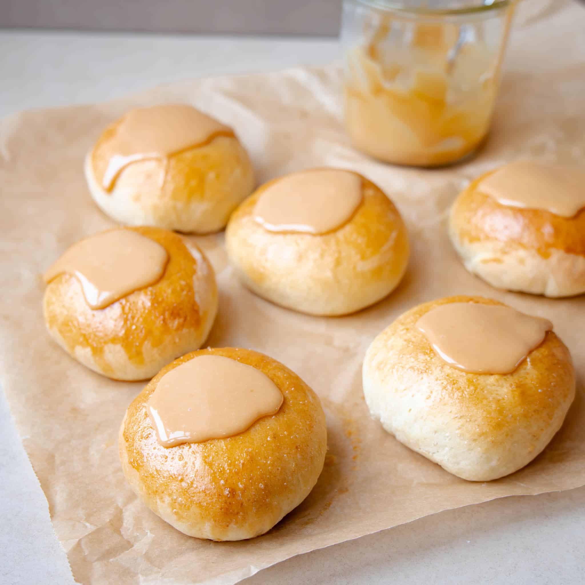 Fastelavnsboller med karamel og creme