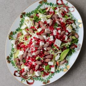 Kålsalat med feta og granatæble