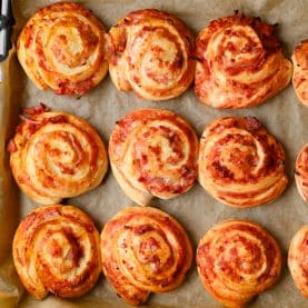 Pizzasnegle med skinke og pepperoni