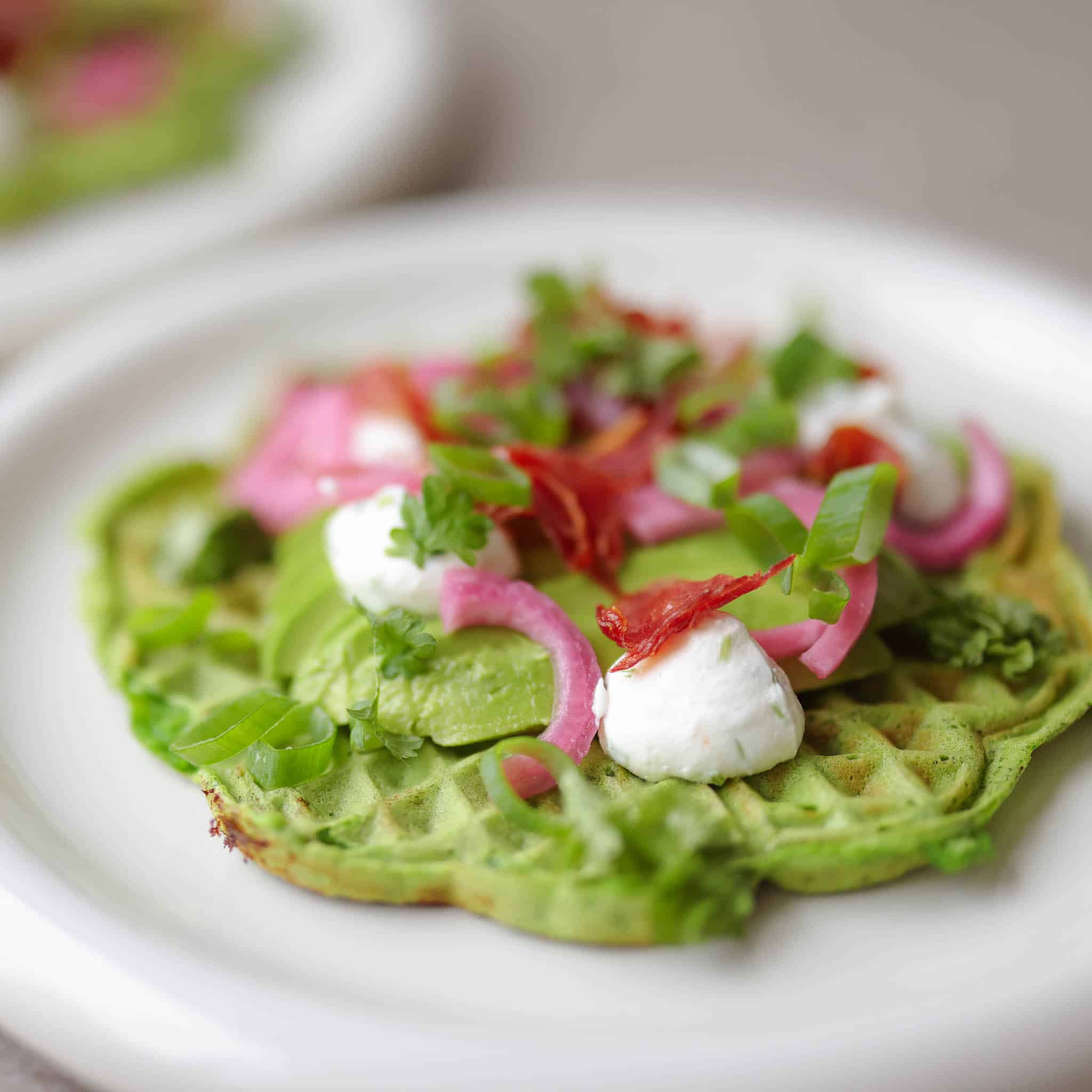 Spinatvafler med sprød serrano og fetacreme