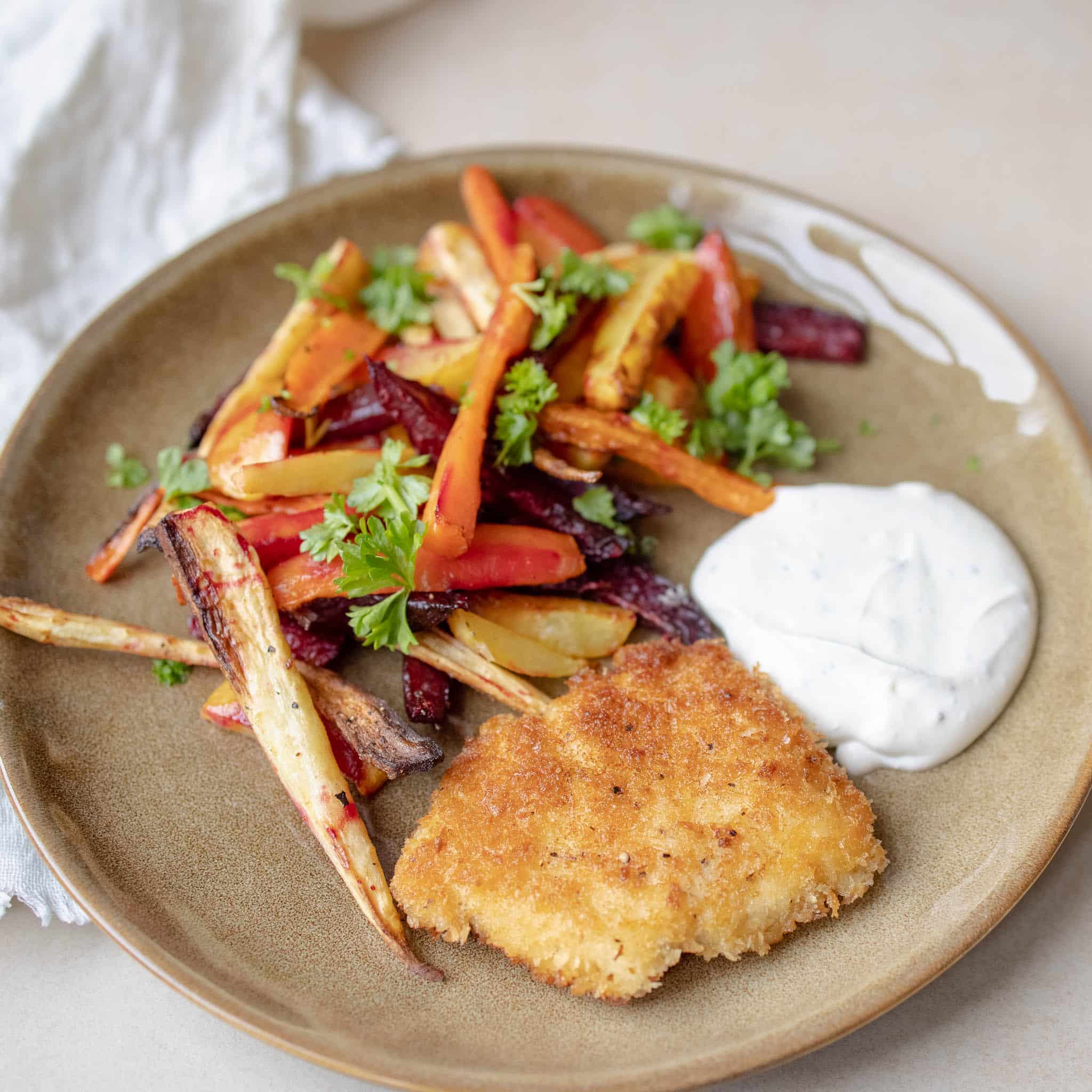 Crispy chicken med rodfrugtsfritter og fetacreme