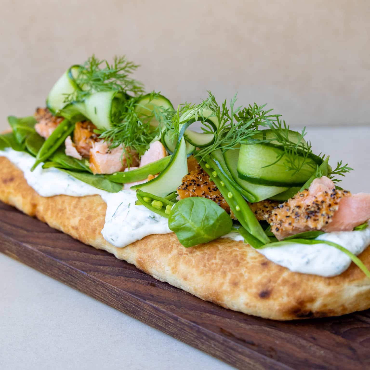 Foccacia med laks og rygeostecreme