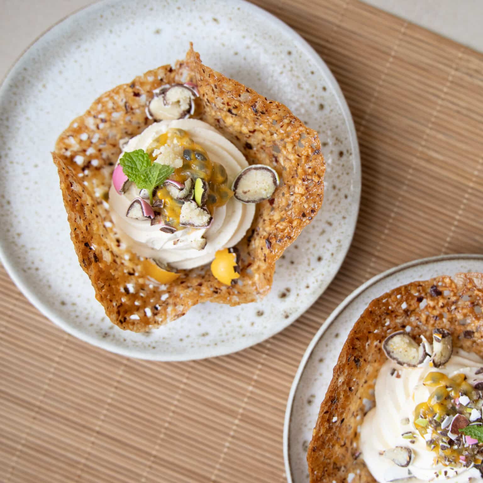 Nøddekurv med passionsfrugt og påskeæg