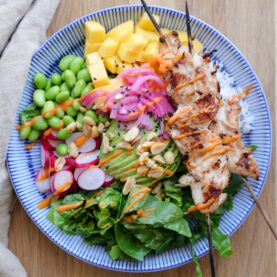 Salatbowl med kyllingespyd