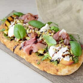 Foccacia med grillede nektariner og serrano