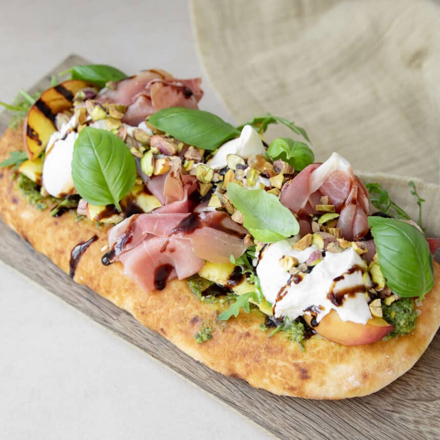 Foccacia med grillede nektariner og serrano