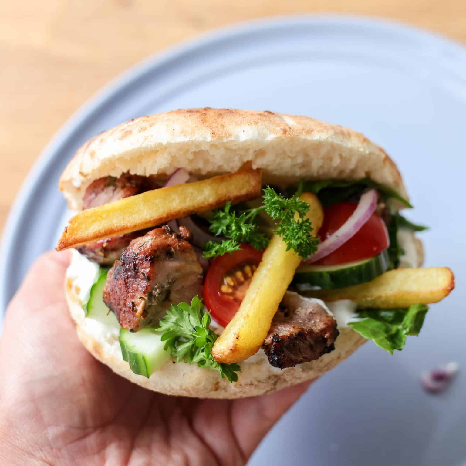 Souvlaki med pita og tzatziki