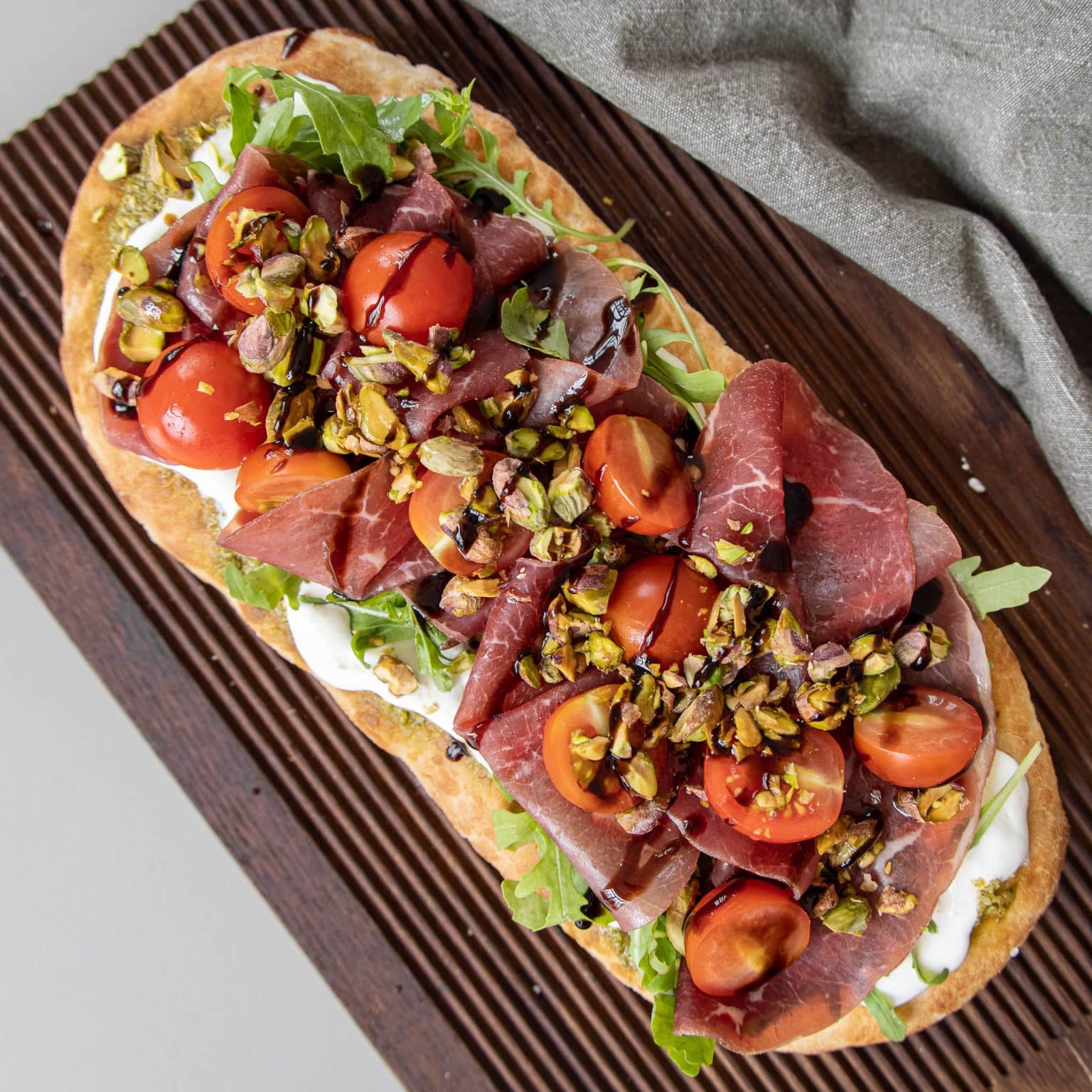 Foccacia med bresaola og pistacie