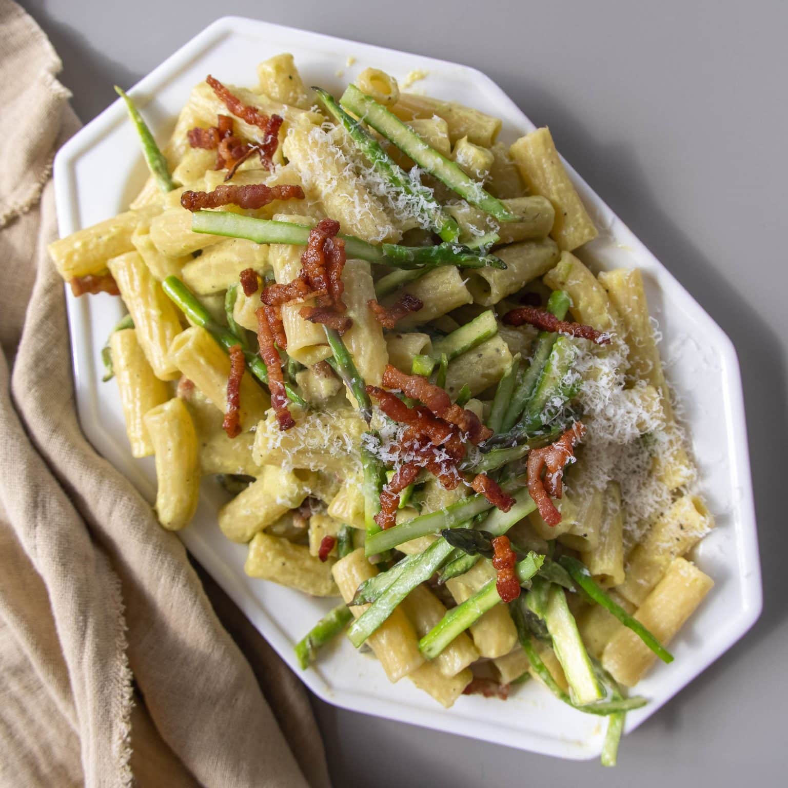 Pasta med asparges og bacon