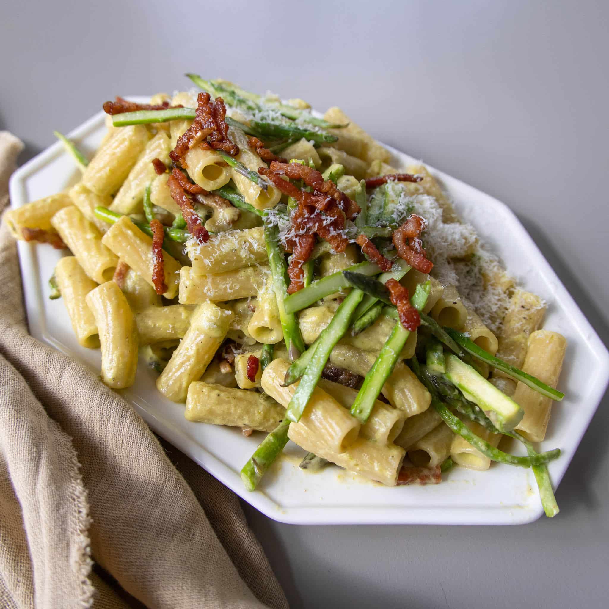 Pasta med asparges og bacon