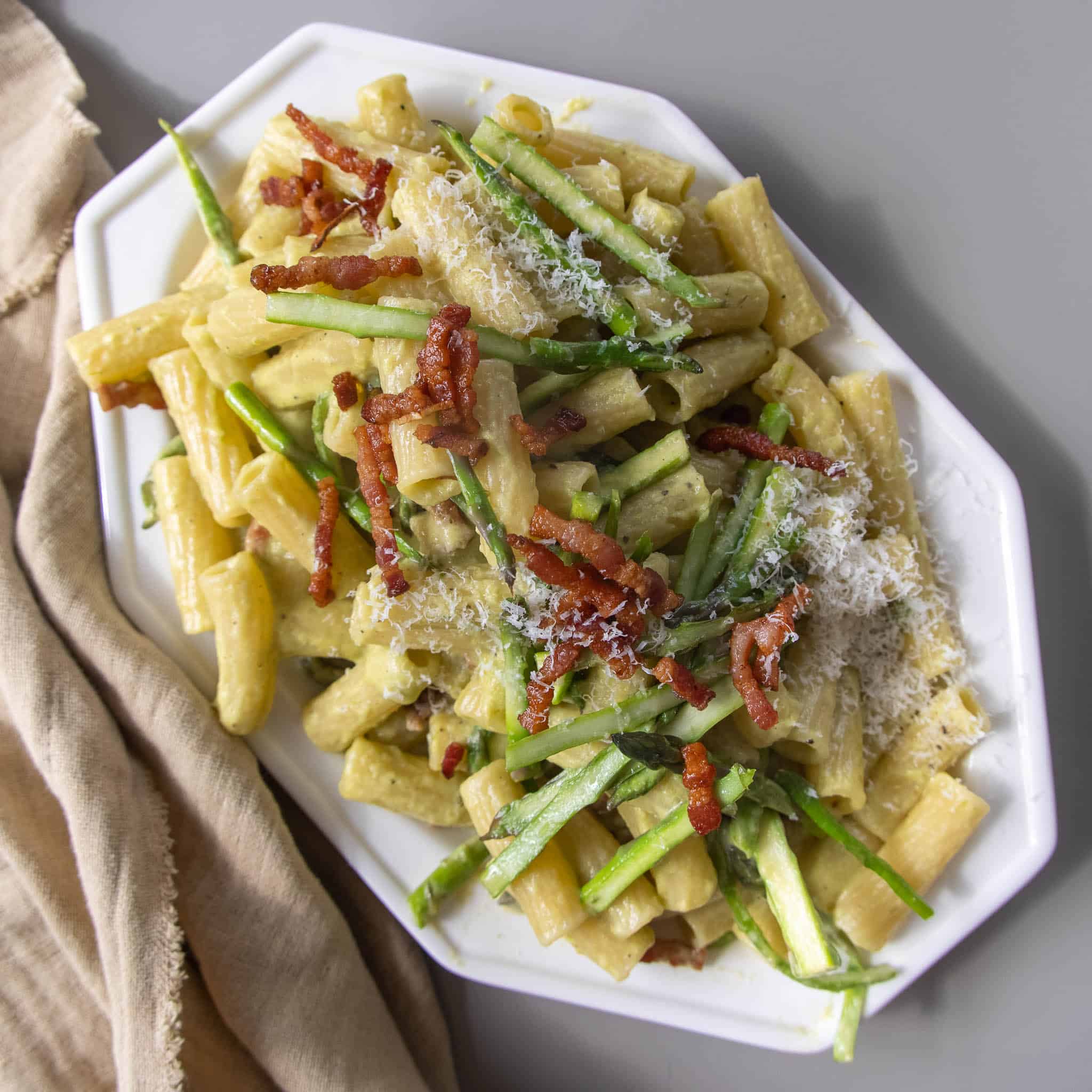 Pasta med asparges og bacon