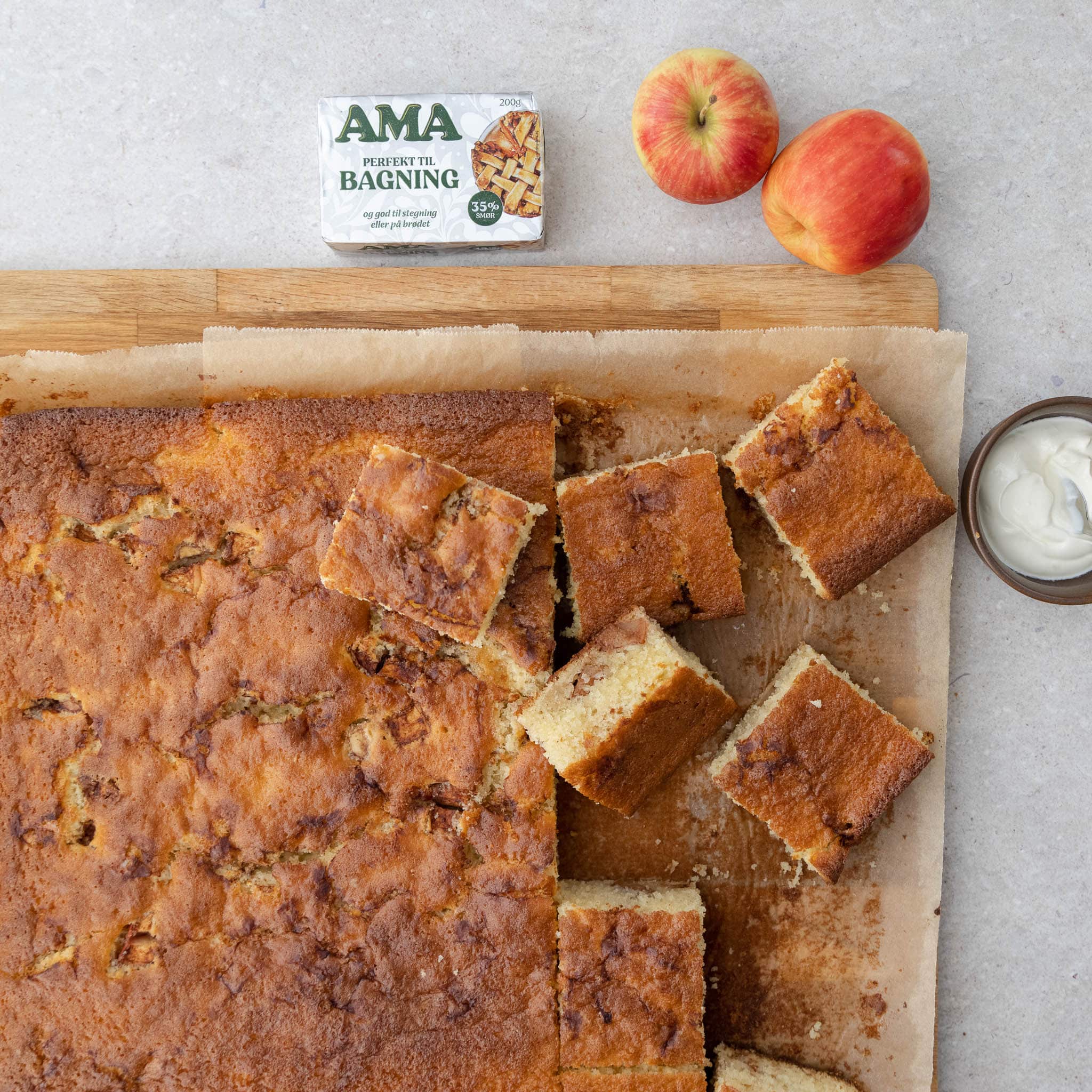 Bradepandekage med æbler og kanel