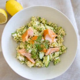 Bulgursalat med varmrøget laks