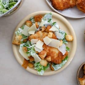Cæsarsalat med crispy chicken