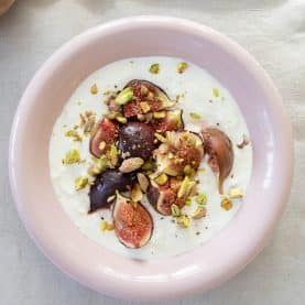 Straciatella med honningbagte figner og pistacienødder