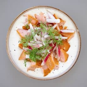 Varmrøget laks på bund af rygeostcreme