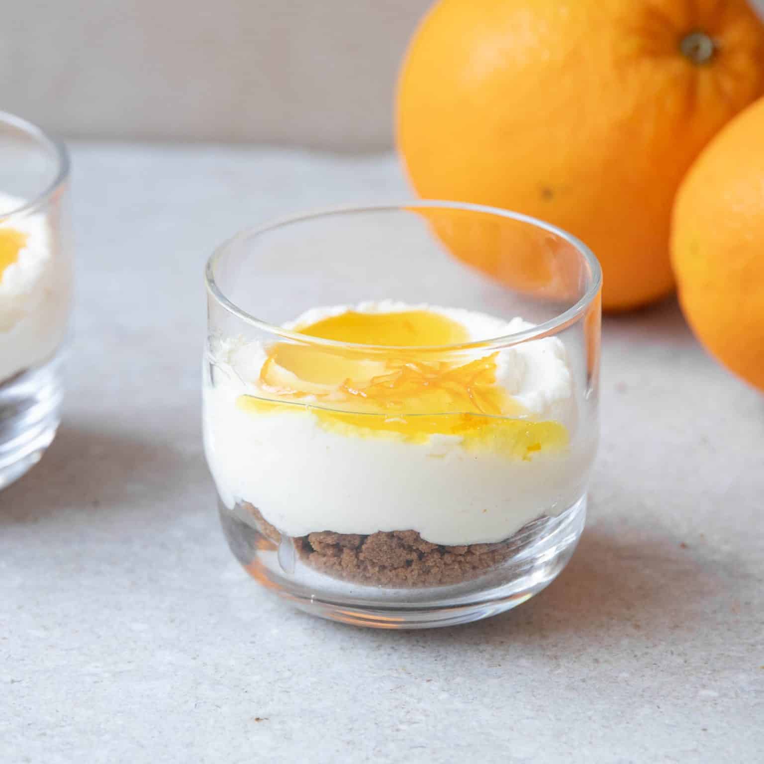 Cheesecake med appelsinsirup i glas