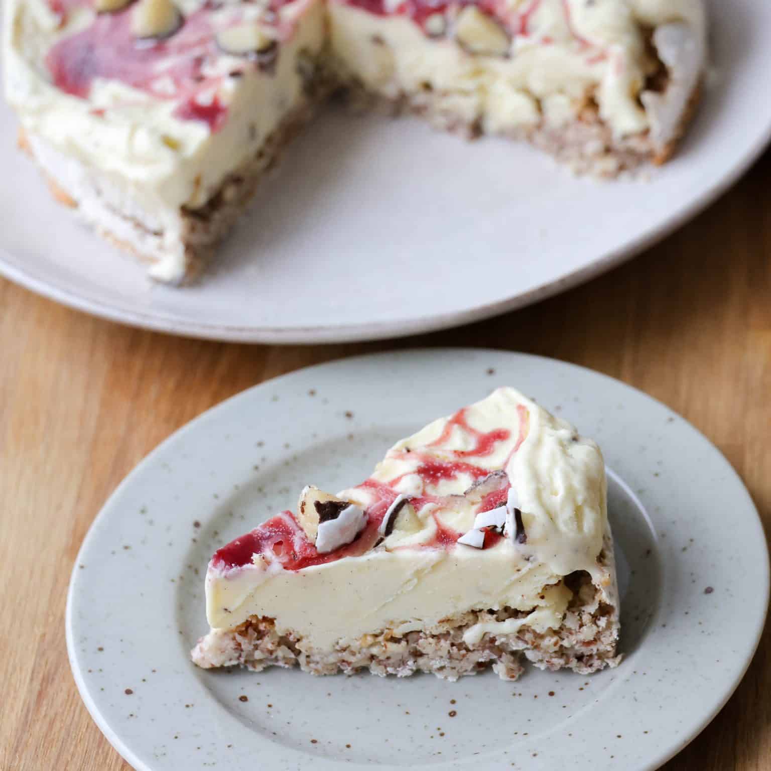 Islagkage med snebolde og kirsebærsauce