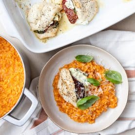 Tomatrisotto med fyldt kyllingebryst