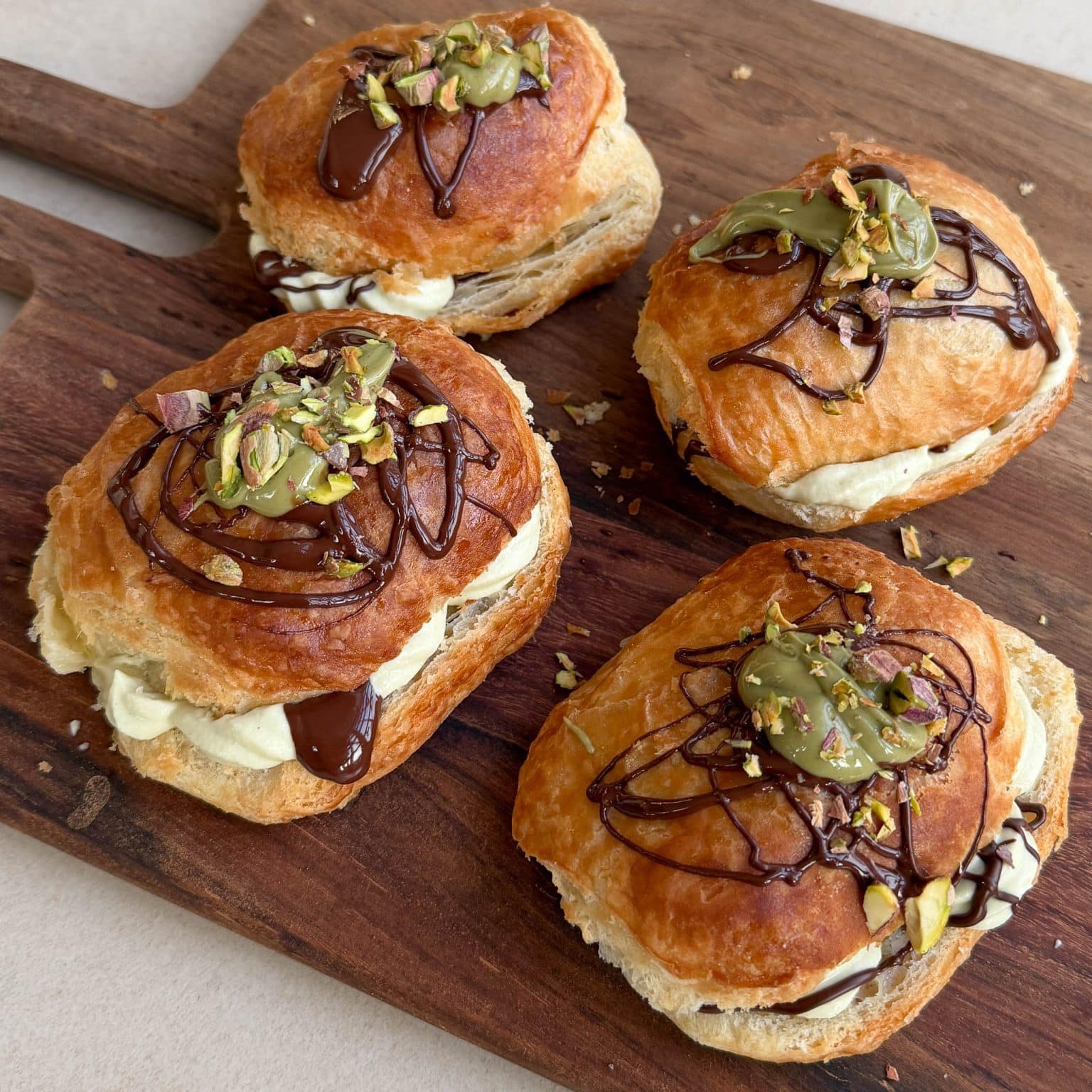 Fastelavnsboller med pistacie og chokolade