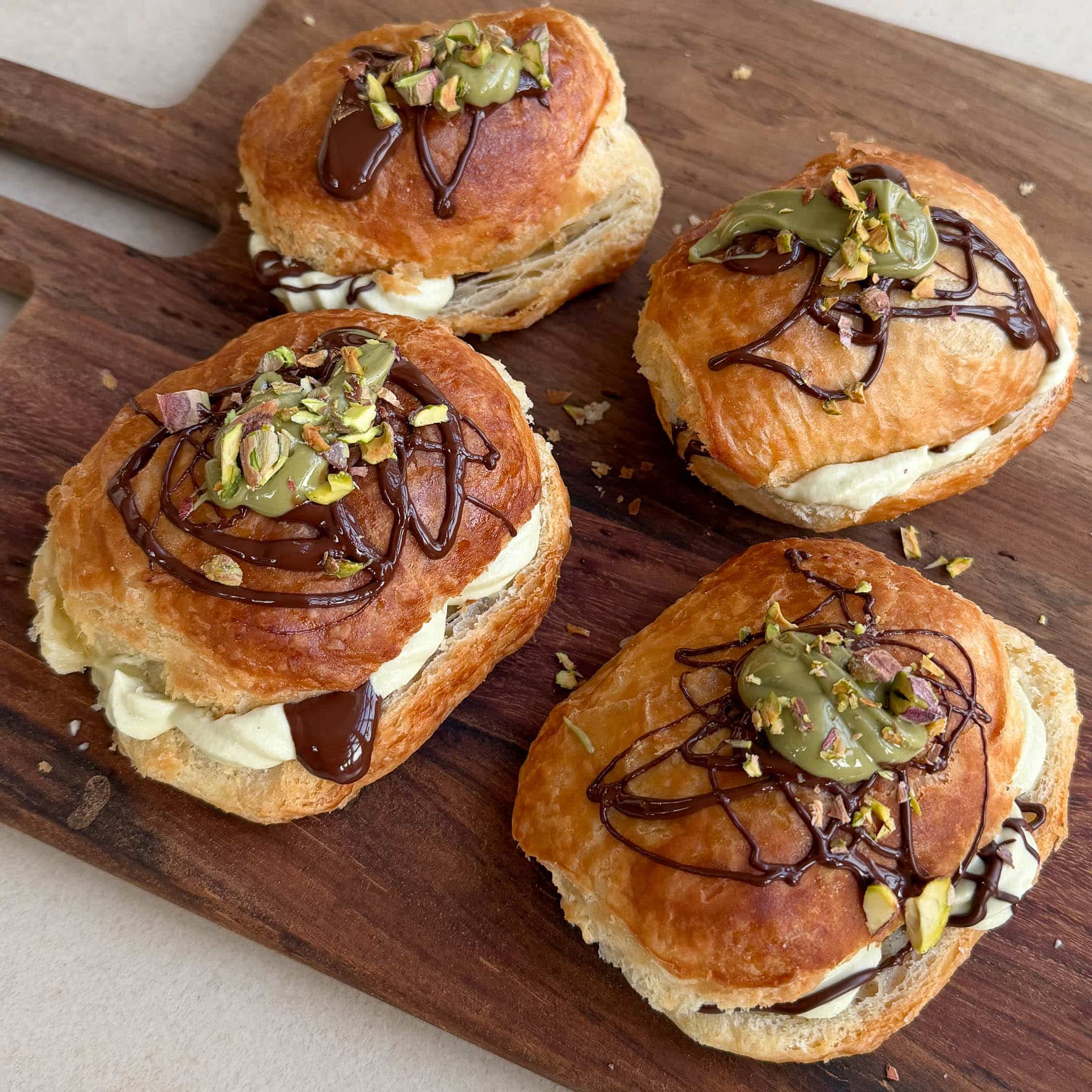 Fastelavnsboller med pistacie og chokolade