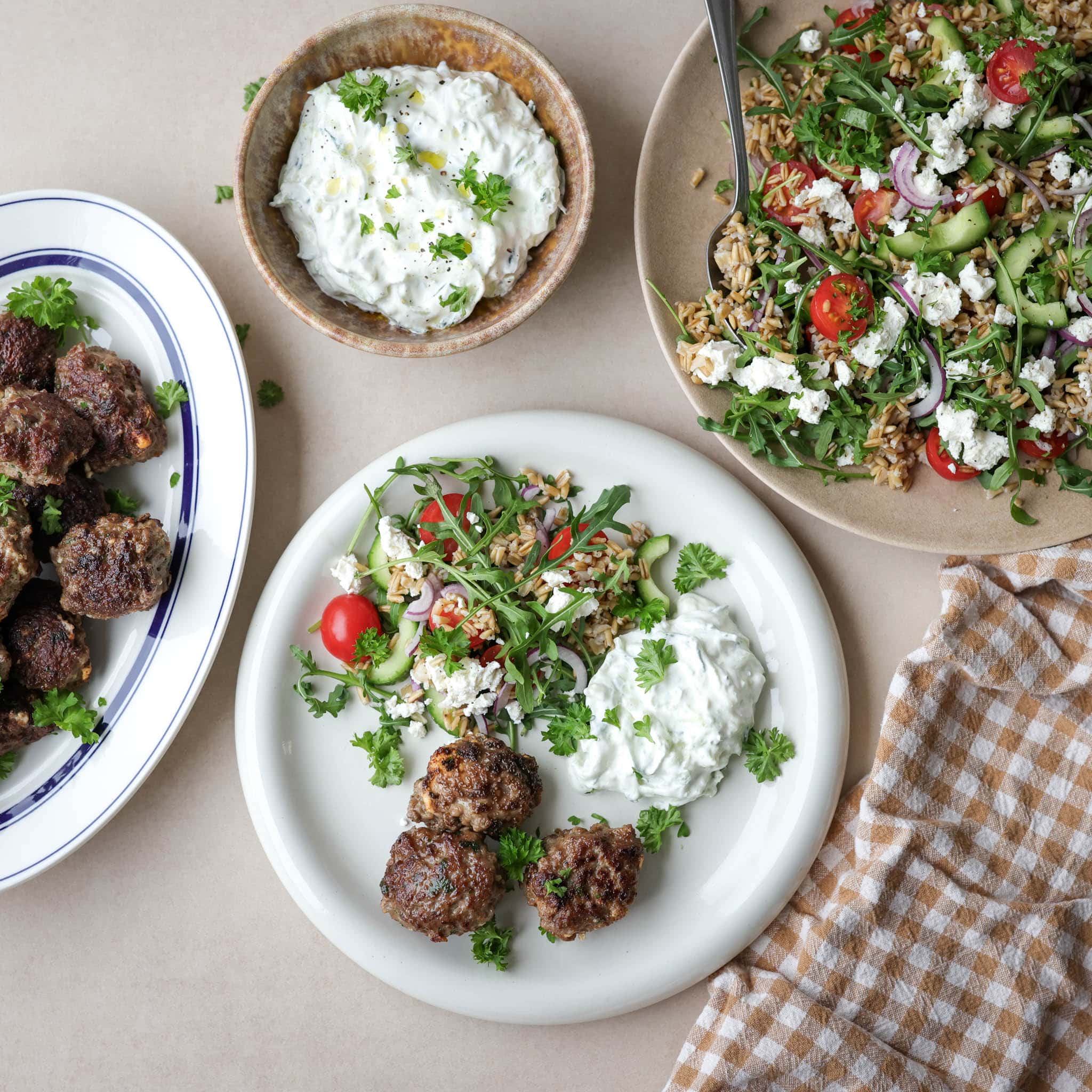 Græske frikadeller og græsk salat med havreris