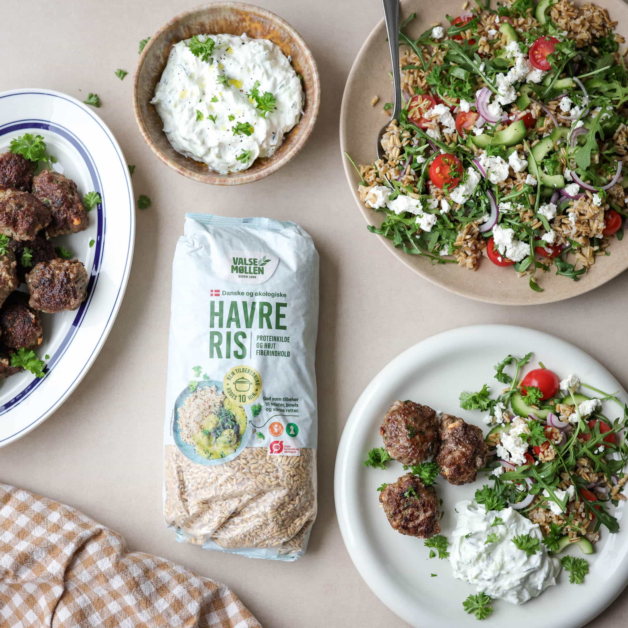 Græske frikadeller og græsk salat med havreris
