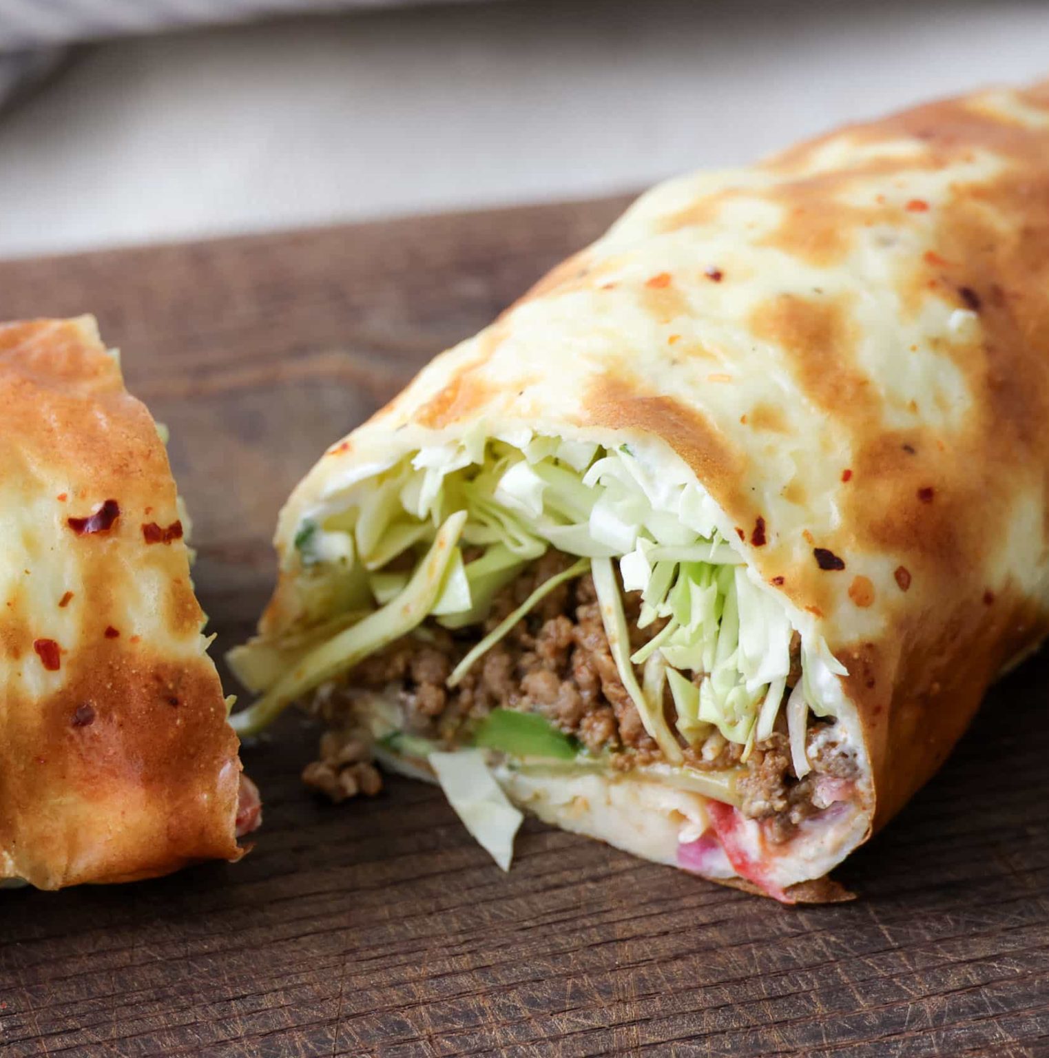 Hytteostwrap med oksekød