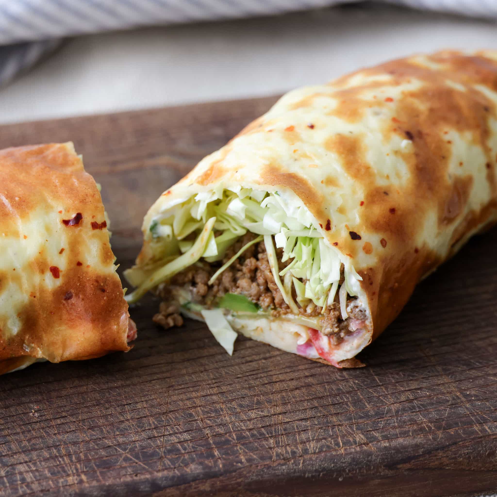 Hytteostwrap med oksekød