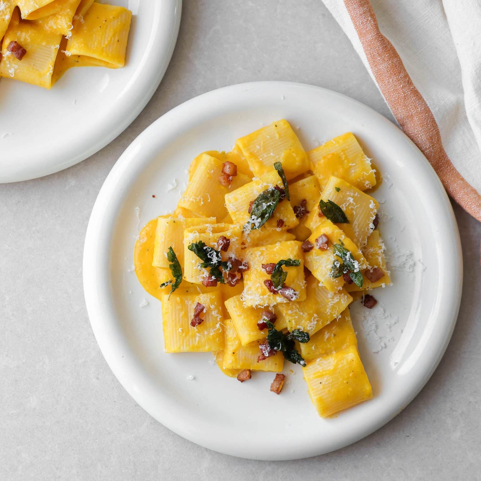 Pastaret med bagt græskar og salvie