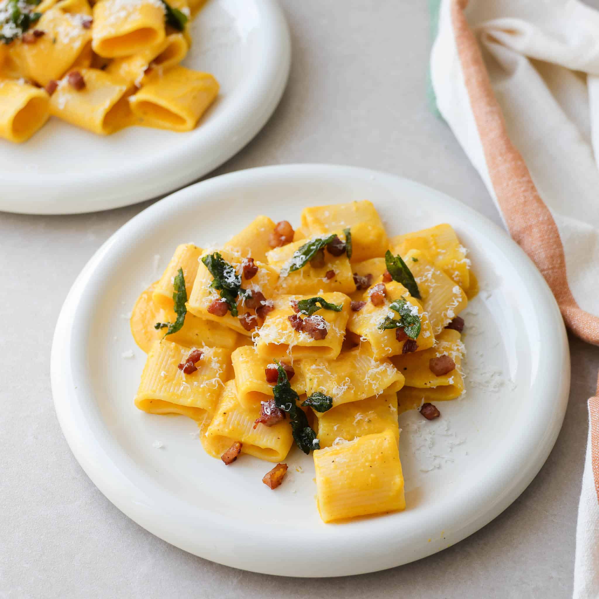 Pastaret med bagt græskar og salvie