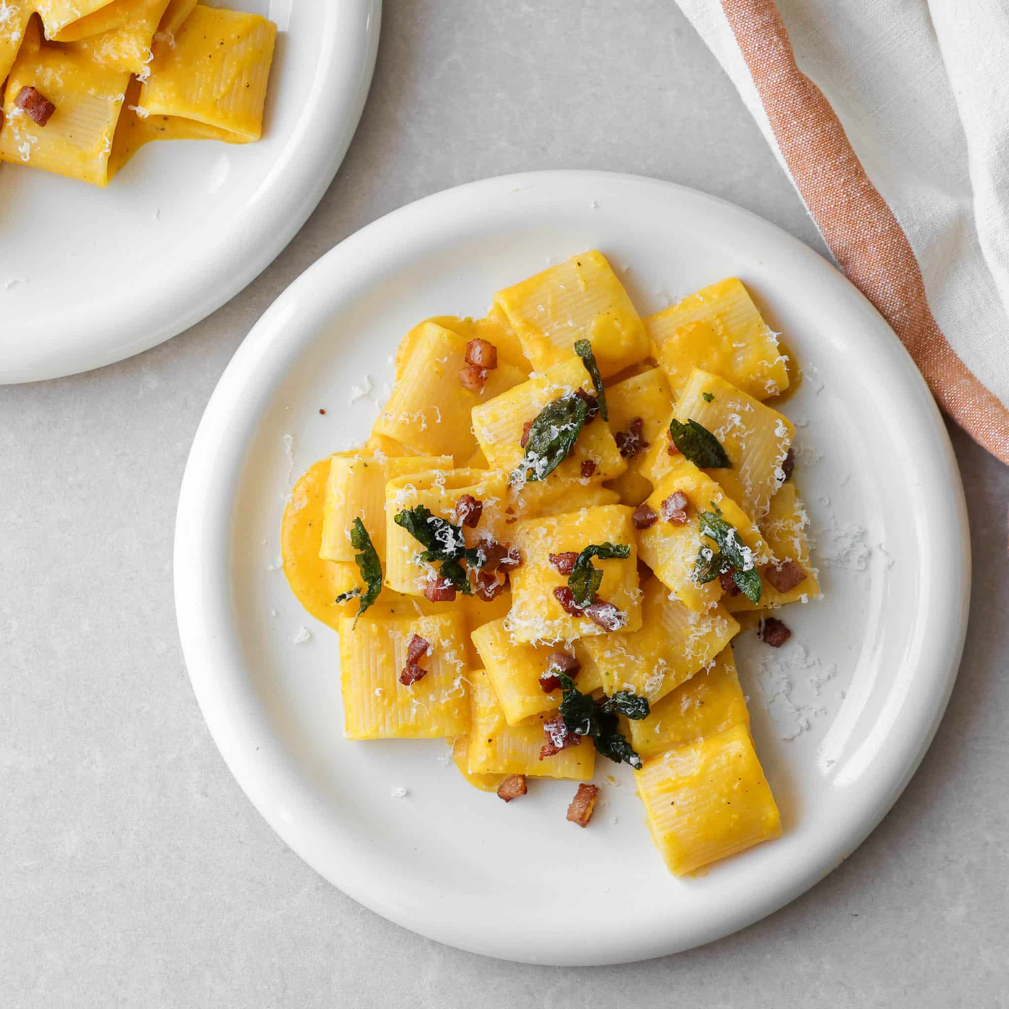 Pastaret med bagt græskar og salvie