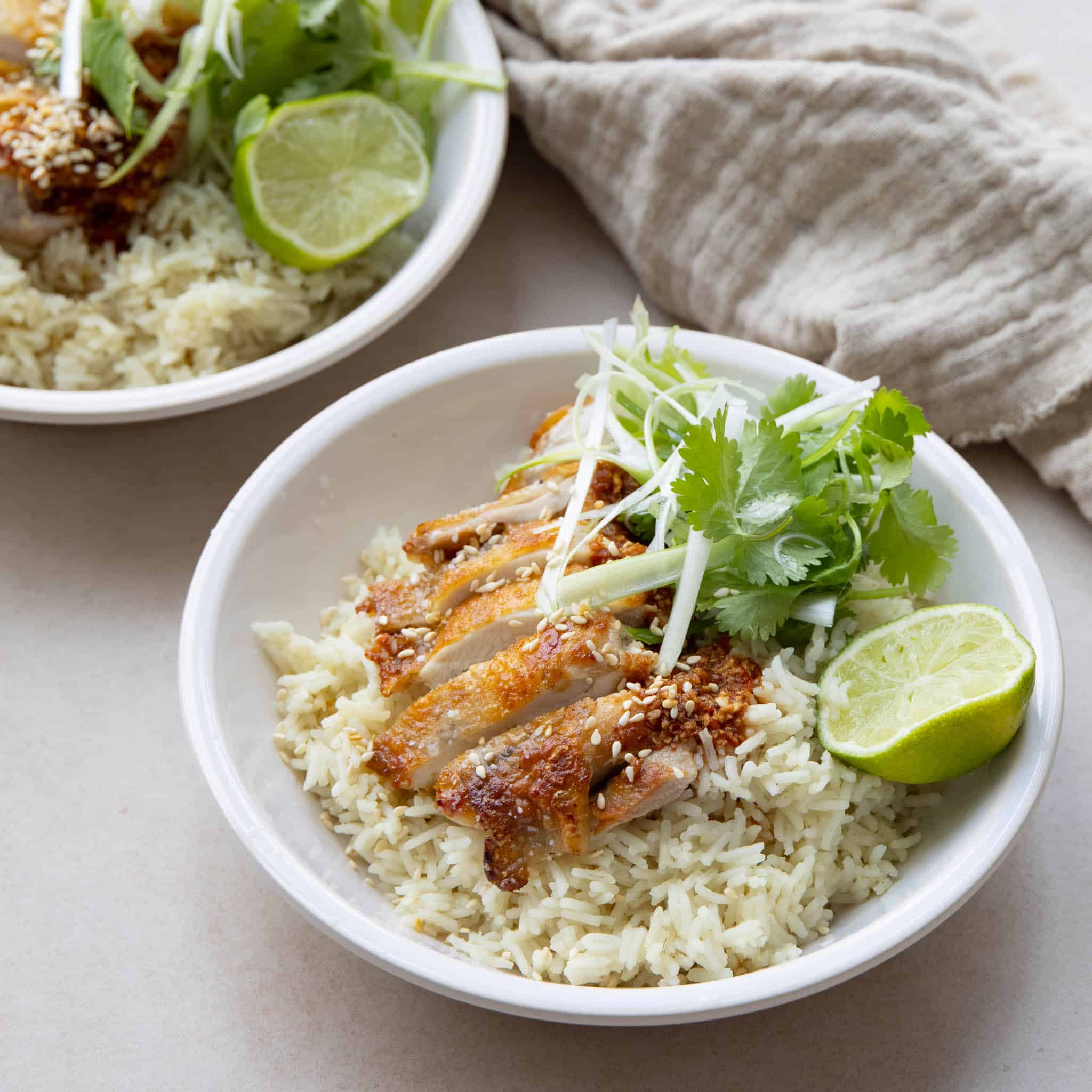 Sprød kylling med ris og chili-ingefær sauce