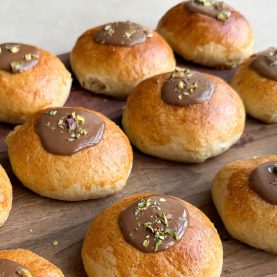 fastelavnsboller-med-marcipan-og-nougat