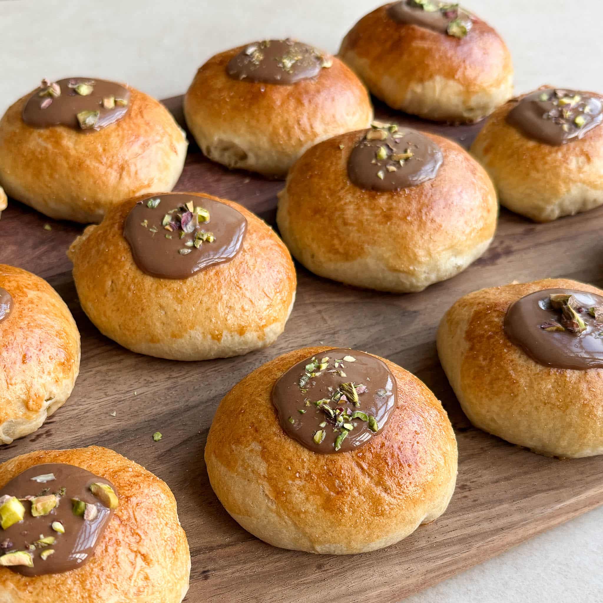 fastelavnsboller-med-marcipan-og-nougat