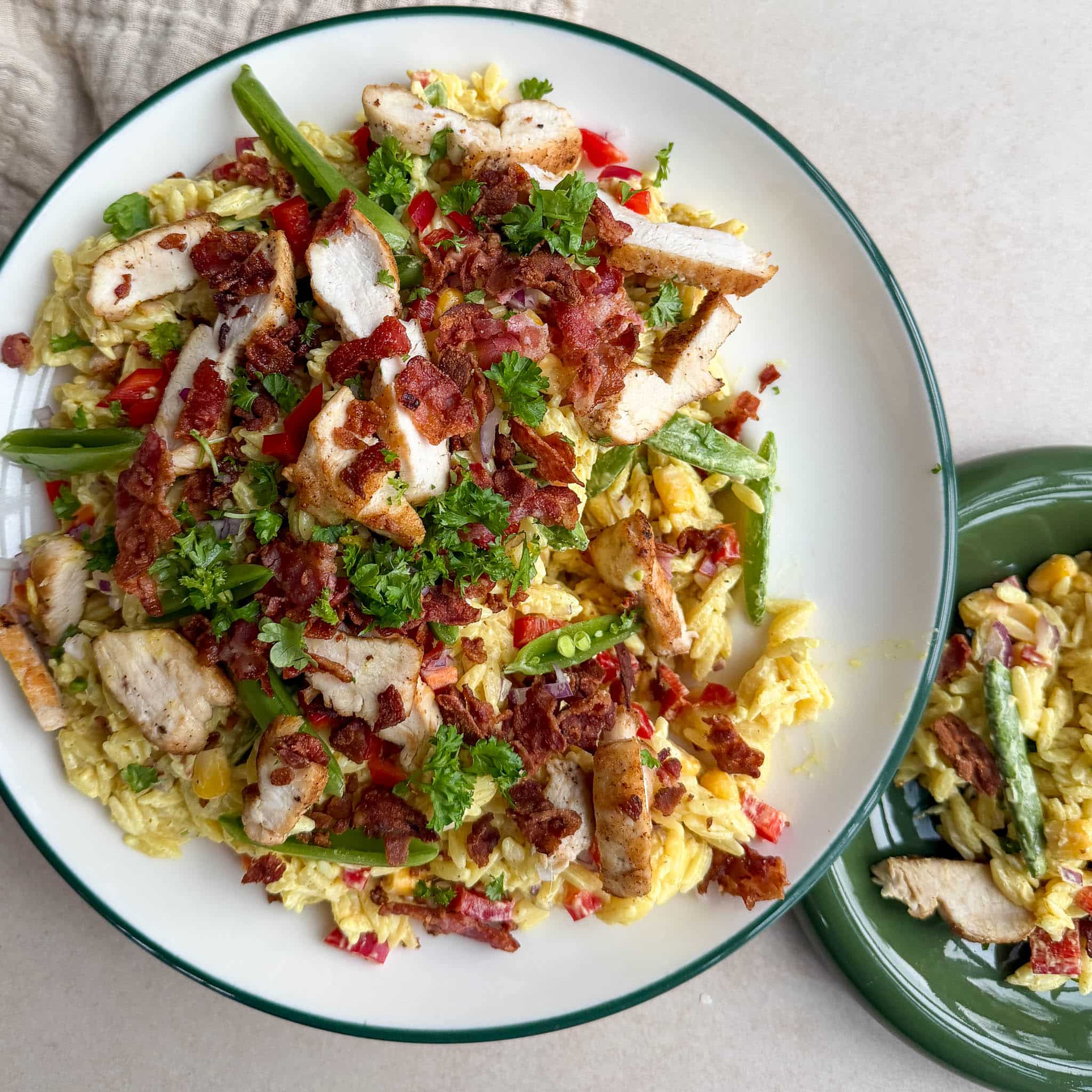 Orzo pastasalat med karry og kylling