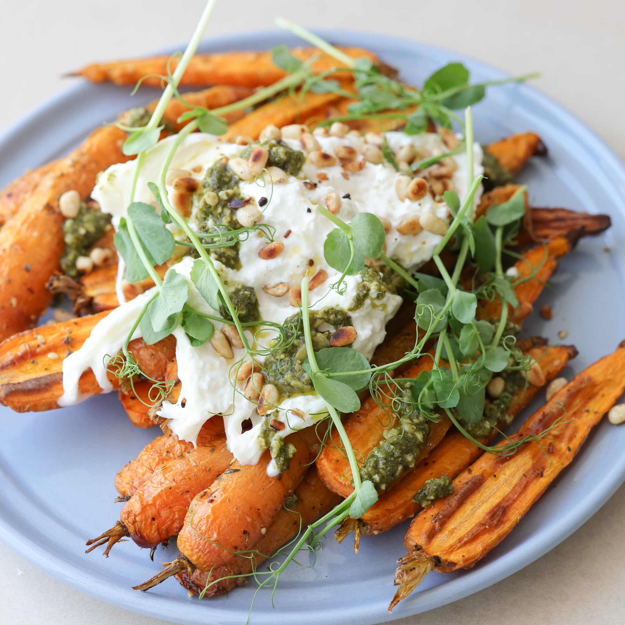 Bagte gulerødder med burrata og pesto